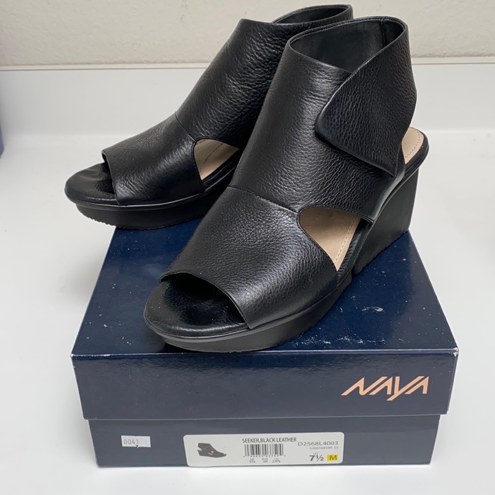 Seeker, black leather sandals